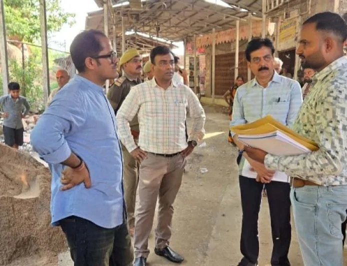 कामदगिरि परिक्रमा मार्ग के पर्यटन विकास कार्यों का डीएम ने किया निरीक्षण