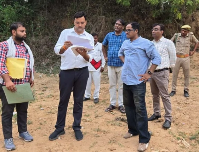 डीएम ने सरकारी भूमि का किया औचक निरीक्षण