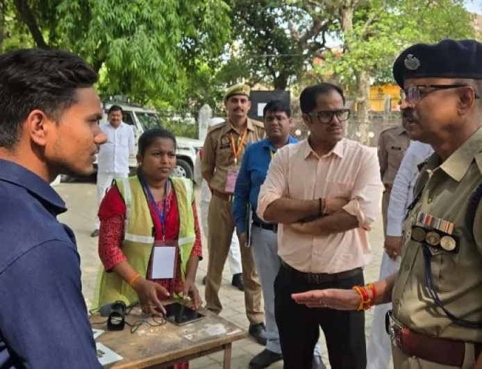 डीएम-एसपी ने पुलिस भर्ती परीक्षा केंद्रों का किया निरीक्षण