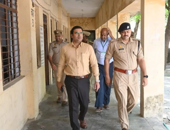 बांदा में पुलिस आरक्षी भर्ती परीक्षा के दूसरे दिन डीएम-एसपी ने किया निरीक्षण