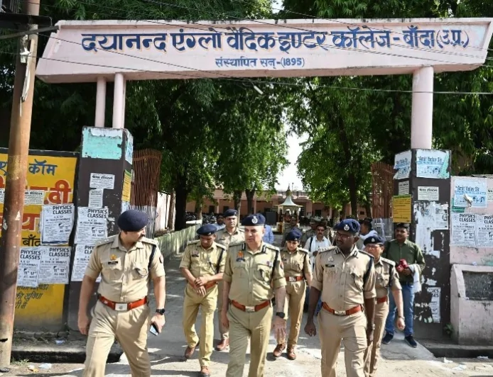 पुलिस भर्ती परीक्षा का जायजा लेने बांदा पहुंचे एडीजी प्रयागराज, पारदर्शी परीक्षा संचालन के दिए निर्देश