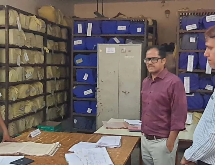 डीएम जनपद के अभिलेखागार का किया निरीक्षण
