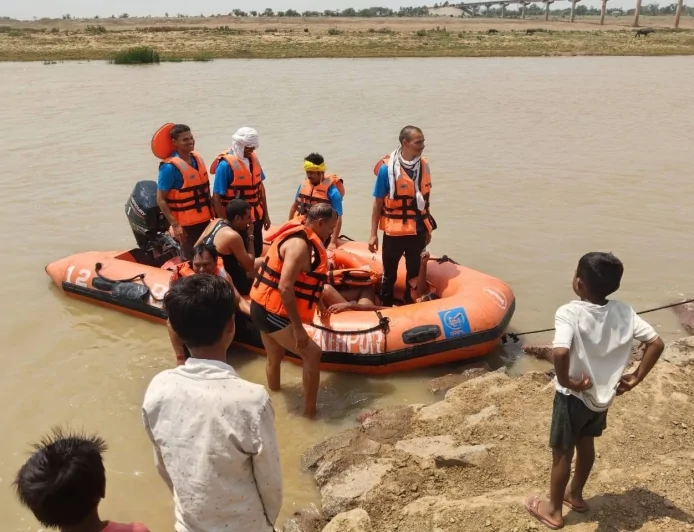 मानसून से पहले बांदा में मेगा मॉक ड्रिल, केन नदी में बाढ़-बचाव अभियान का किया गया अभ्यास