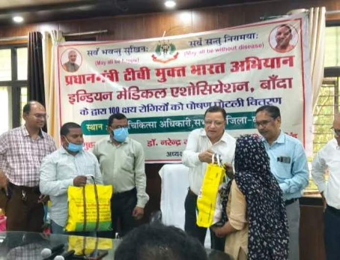 टी.बी. मुक्त भारत अभियान : IMA बाँदा ने 100 क्षय रोगियों को बांटी पोषण पोटली