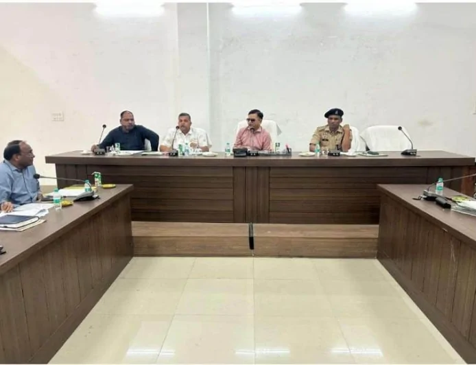 मंडलायुक्त ने सड़क सुरक्षा को लेकर दिए सख्त निर्देश, ब्लैक स्पॉट्स सुधारने और ओवरलोड वाहनों पर कार्रवाई के आदेश