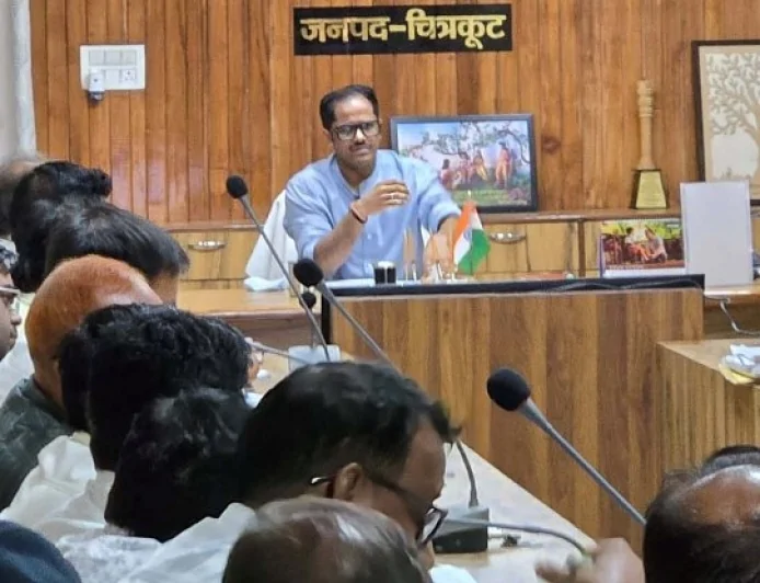 पोर्टल पर अपलोड करें प्रगति रिपोर्ट और पूर्णता प्रमाण पत्र : डीएम