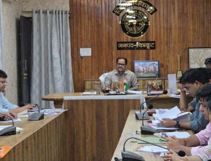 ए-ग्रेड रैंकिंग सुनिश्चित करें अधिकारी : डीएम