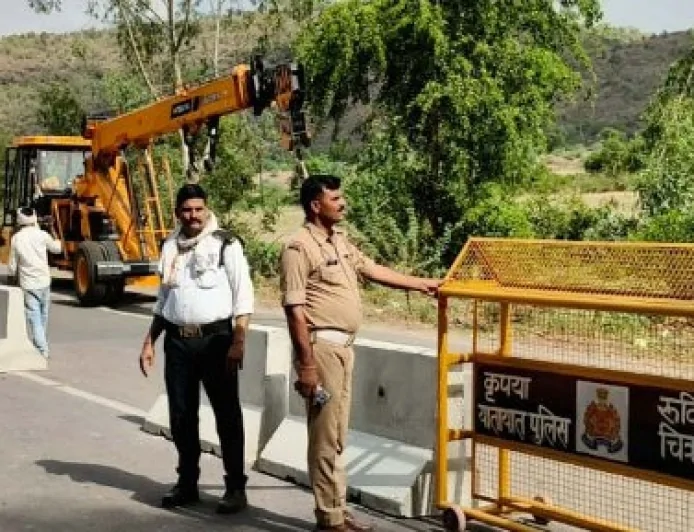 पुलिस ने ब्लैक स्पाट में लगाए मोबाइल बैरियर