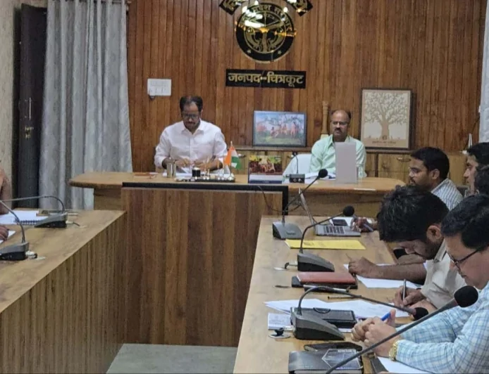 ब्लैक स्पॉट्स ठीक कर लगाएं साइन बोर्ड व रंबल स्ट्रिप : डीएम