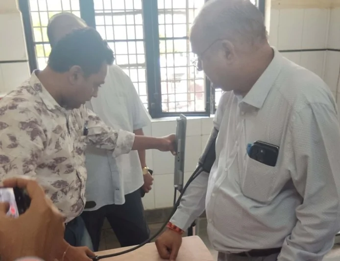 जिला अस्पताल का सीएमओ ने किया निरीक्षण