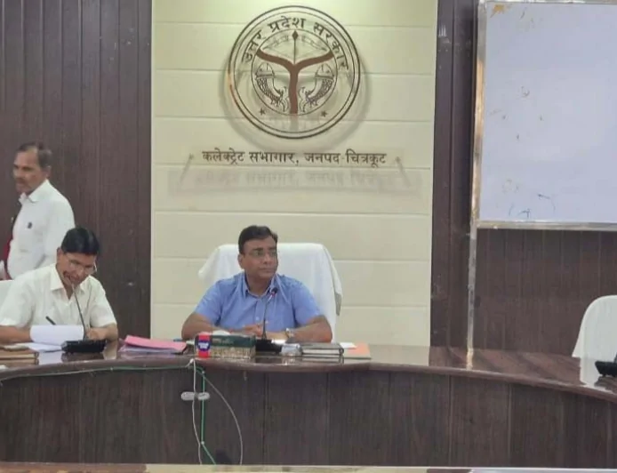 चकबंदी प्रक्रियाधीन ग्रामों की उप संचालक चकबंदी ने की समीक्षा