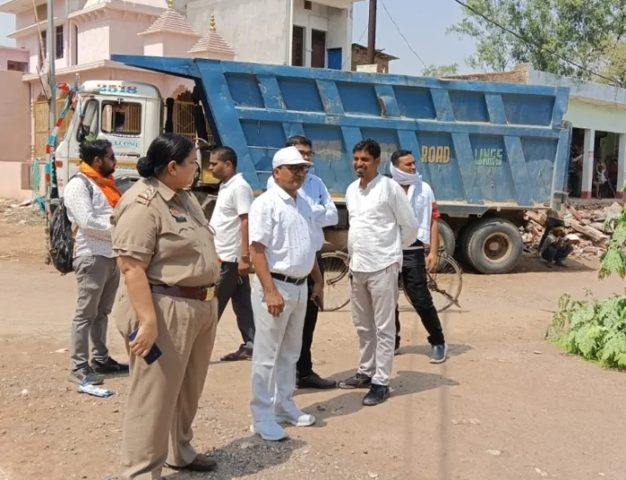 बरगढ़ में अतिक्रमण हटाओ अभियान के तहत चला प्रशासन का बुलडोजर