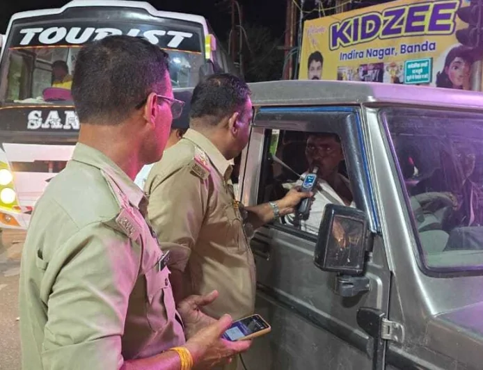 बांदा में यातायात नियम तोड़ने वालों पर पुलिस का शिकंजा, विशेष चेकिंग अभियान में 70 से अधिक वाहनों के चालान