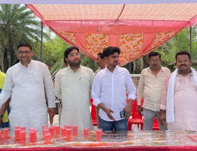 बांदा में सपा का जनसेवा अभियान, सैकड़ों लोगों को पिलाया शरबत