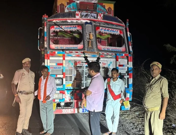 रात में चला खनन के खिलाफ अभियान, चार ट्रक सीज, लोकेशन बताने वाले दो संदिग्ध भी पकड़े गए