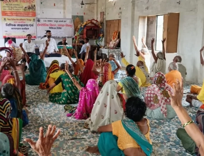 स्वास्थ्य शिविर लगाकर किया गया वृद्धजनों का उपचार