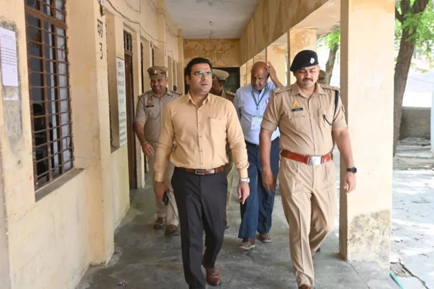 बांदा में पुलिस आरक्षी भर्ती परीक्षा के दूसरे दिन डीएम-एसपी ने किया निरीक्षण