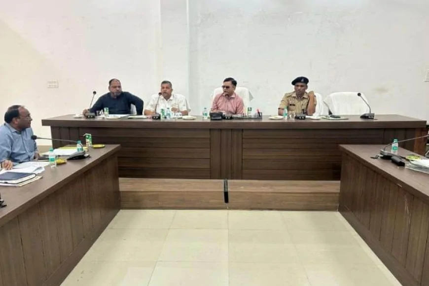 मंडलायुक्त ने सड़क सुरक्षा को लेकर दिए सख्त निर्देश, ब्लैक स्पॉट्स सुधारने और ओवरलोड वाहनों पर कार्रवाई के आदेश