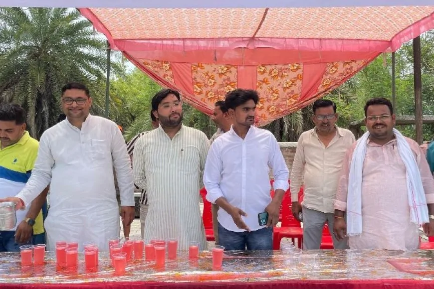 बांदा में सपा का जनसेवा अभियान, सैकड़ों लोगों को पिलाया शरबत
