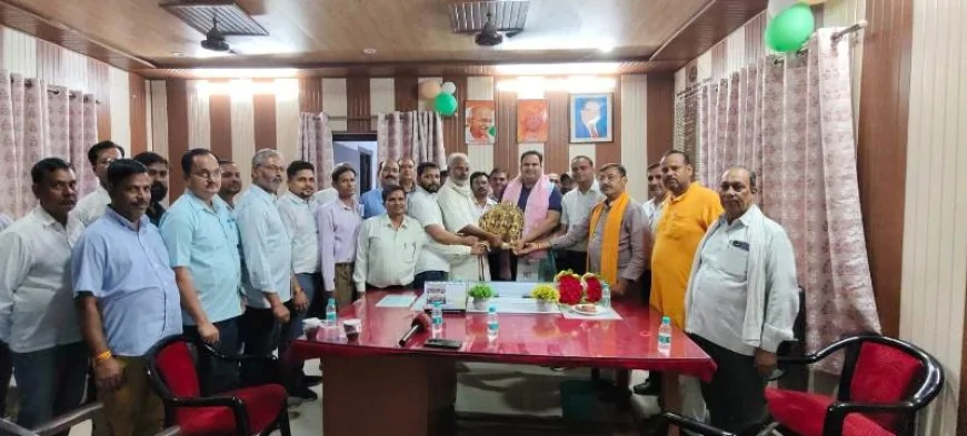 अपर मुख्य अधिकारी सुधीर कुमार के बुलंदशहर स्थानांतरण पर सहकर्मियों ने दी विदाई