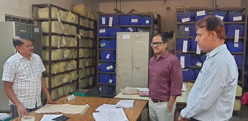 डीएम जनपद के अभिलेखागार का किया निरीक्षण