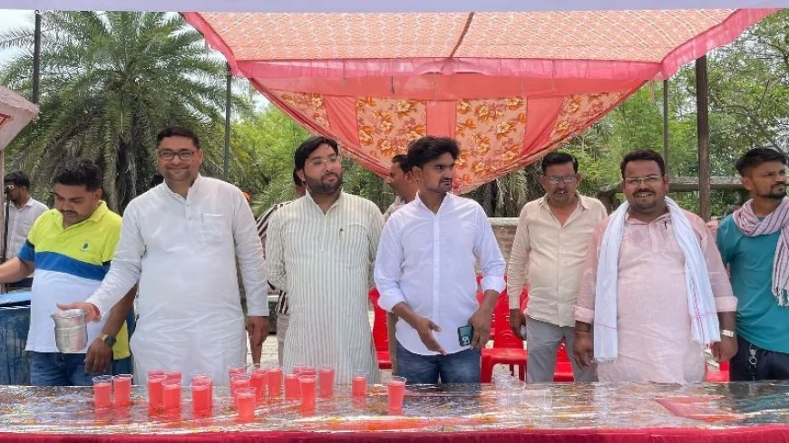 बांदा में सपा का जनसेवा अभियान, सैकड़ों लोगों को पिलाया शरबत