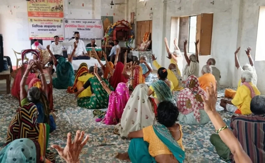 स्वास्थ्य शिविर लगाकर किया गया वृद्धजनों का उपचार