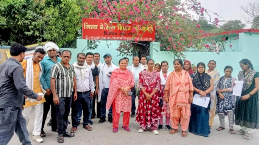 नवीनीकरण आदेश के विरोध में सड़कों पर उतरे परिषदीय विद्यालयों के अनुदेशक