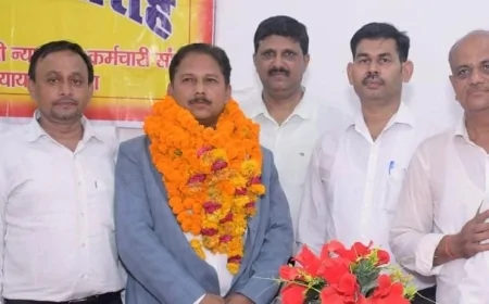 जनपद न्यायालय में सेवानिवृत्त कर्मचारियों को दी गई भावभीनी विदाई, उत्कृष्ट सेवाओं का हुआ सम्मान