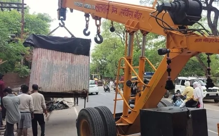 बांदा में अतिक्रमण पर चला प्रशासन का बुलडोजर, सड़क पटरी से हटाए गए अवैध कब्जे