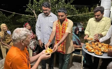 अनूठी पहल : युवा समाजसेवी ने वृद्धजनों के बीच मनाया जन्मदिन