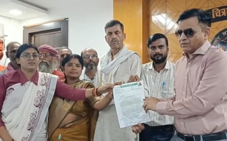 चकबंदी विवाद पर किसानों का आंदोलन तेज, मंडलायुक्त को सौंपा ज्ञापन