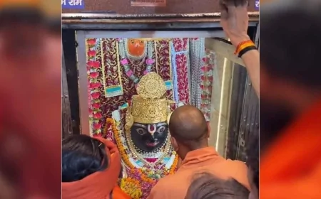चित्रकूट में सीएम योगी ने की कामदगिरि परिक्रमा, बच्चों को बांटी चॉकलेट और बंदरों को खिलाए चने