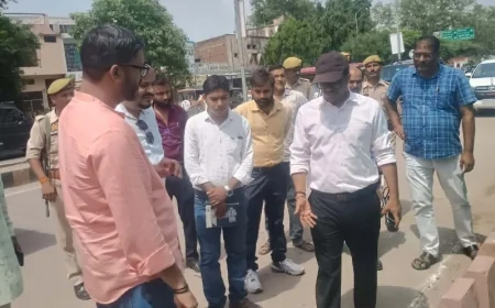 डीएम पुलकित गर्ग धनुष चौराहा से पटेल तिराहा मार्ग चौड़ीकरण का किया निरीक्षण