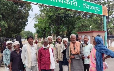 नोटिस मिलने पर डीएम की चौखट पहुंचे ग्रामीण