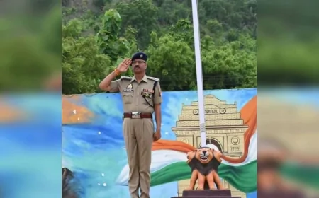 परेड की सलामी लेकर एसपी ने किया निरीक्षण