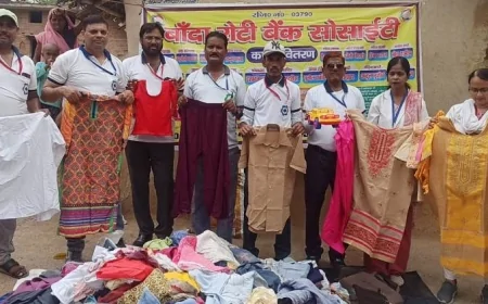 बांदा रोटी बैंक ने करछा गांव में बांटी खुशियां, जरूरतमंदों को वितरित किए कपड़े, किताबें और जरूरी सामग्री