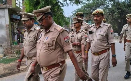 भीड़ वाले स्थानों पर पुलिस टीमो ने किया पैदल गश्त