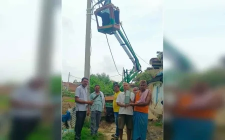 शोभा सिंह पुरवा में रोड लाइट लगने से लोगों में खुशी