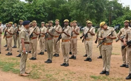 परेड की सलामी लेकर एसपी ने किया निरीक्षण