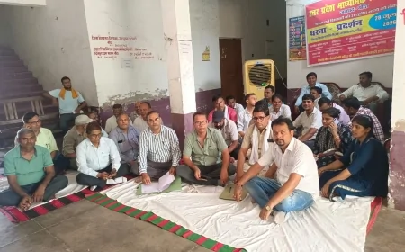 21 सूत्रीय मांगों को लेकर माध्यमिक शिक्षक संघ का धरना, मुख्यमंत्री के नाम सौंपा ज्ञापन