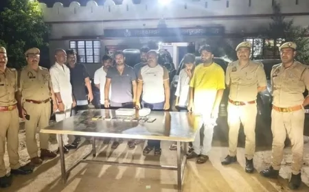 बांदा : जुआ खेलते 8 आरोपी गिरफ्तार, 2.06 लाख रुपये नकद और 3 कारें बरामद