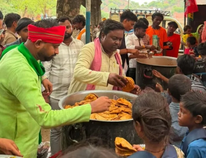 सदर विधायक ने भंडारे का आयोजन कर मरीजों को बांटे फल