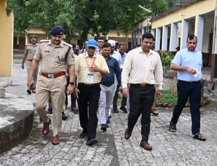 UPTET-2026 परीक्षा का डीएम-एसपी ने किया निरीक्षण, निष्पक्ष व शांतिपूर्ण आयोजन के दिए निर्देश