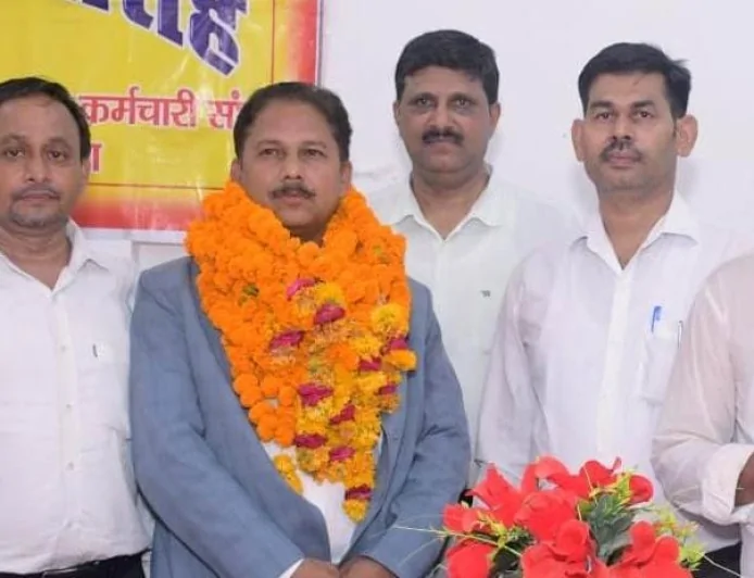 जनपद न्यायालय में सेवानिवृत्त कर्मचारियों को दी गई भावभीनी विदाई, उत्कृष्ट सेवाओं का हुआ सम्मान