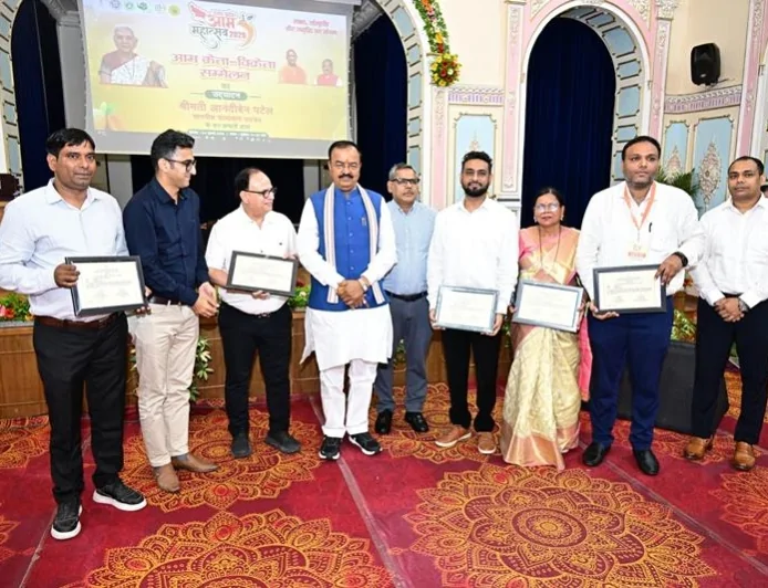 'उत्तर प्रदेश आम महोत्सव-2026' में गूंजा यूपी के आमों का स्वाद, बागवानों के हित में सरकार प्रतिबद्ध : केशव प्रसाद मौर्य