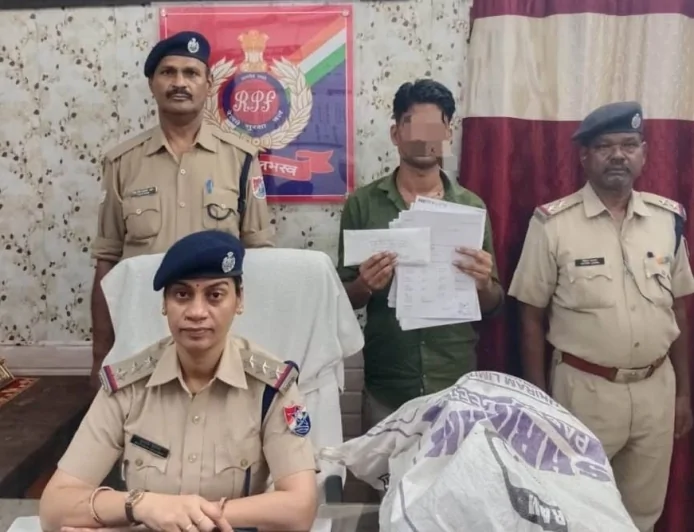 बांदा में रेलवे टिकट दलाल गिरफ्तार, IRCTC की पर्सनल आईडी से बना रहा था ई-टिकट