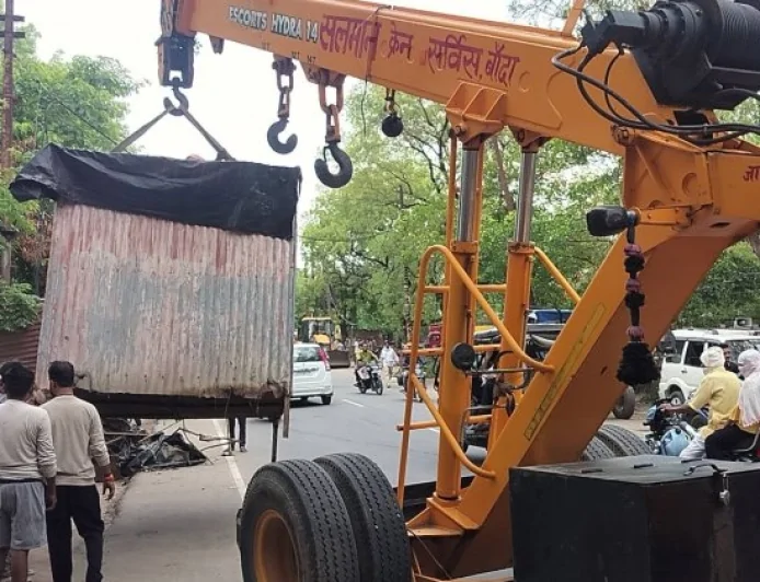बांदा में अतिक्रमण पर चला प्रशासन का बुलडोजर, सड़क पटरी से हटाए गए अवैध कब्जे