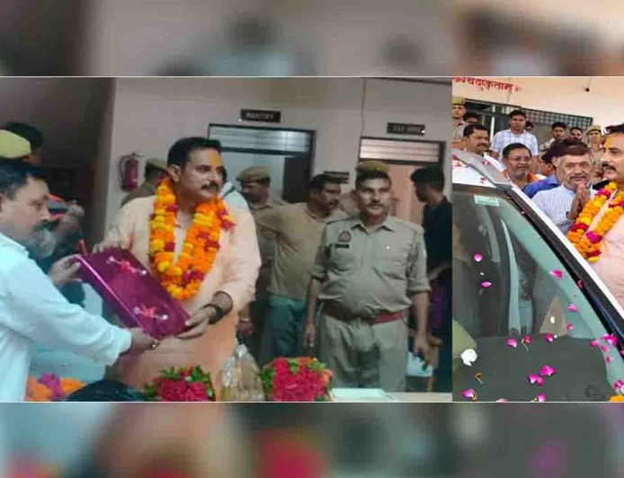 थाना प्रभारी उपेंद्र सिंह को दी गई भावभीनी विदाई