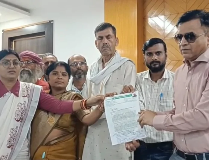 चकबंदी विवाद पर किसानों का आंदोलन तेज, मंडलायुक्त को सौंपा ज्ञापन